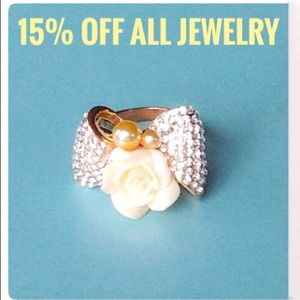 🆕Gold Pearl Crystal Bow Acrylic Flower Ring. BNWT